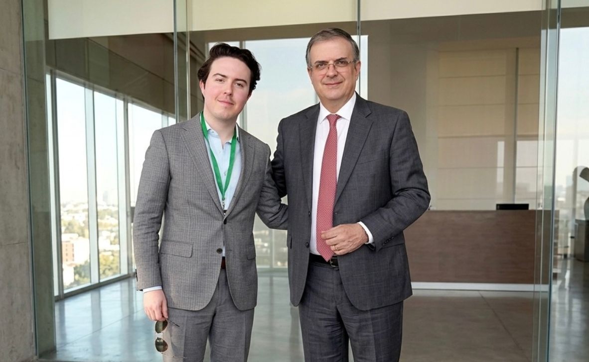 Hijo de Ebrard vivió en Londres con lujos a costa del erario, denuncian corrupción
